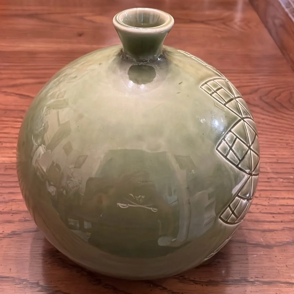 Round green vase‎
